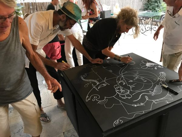 Peinture et dessin collectif sur table : vignette n°1